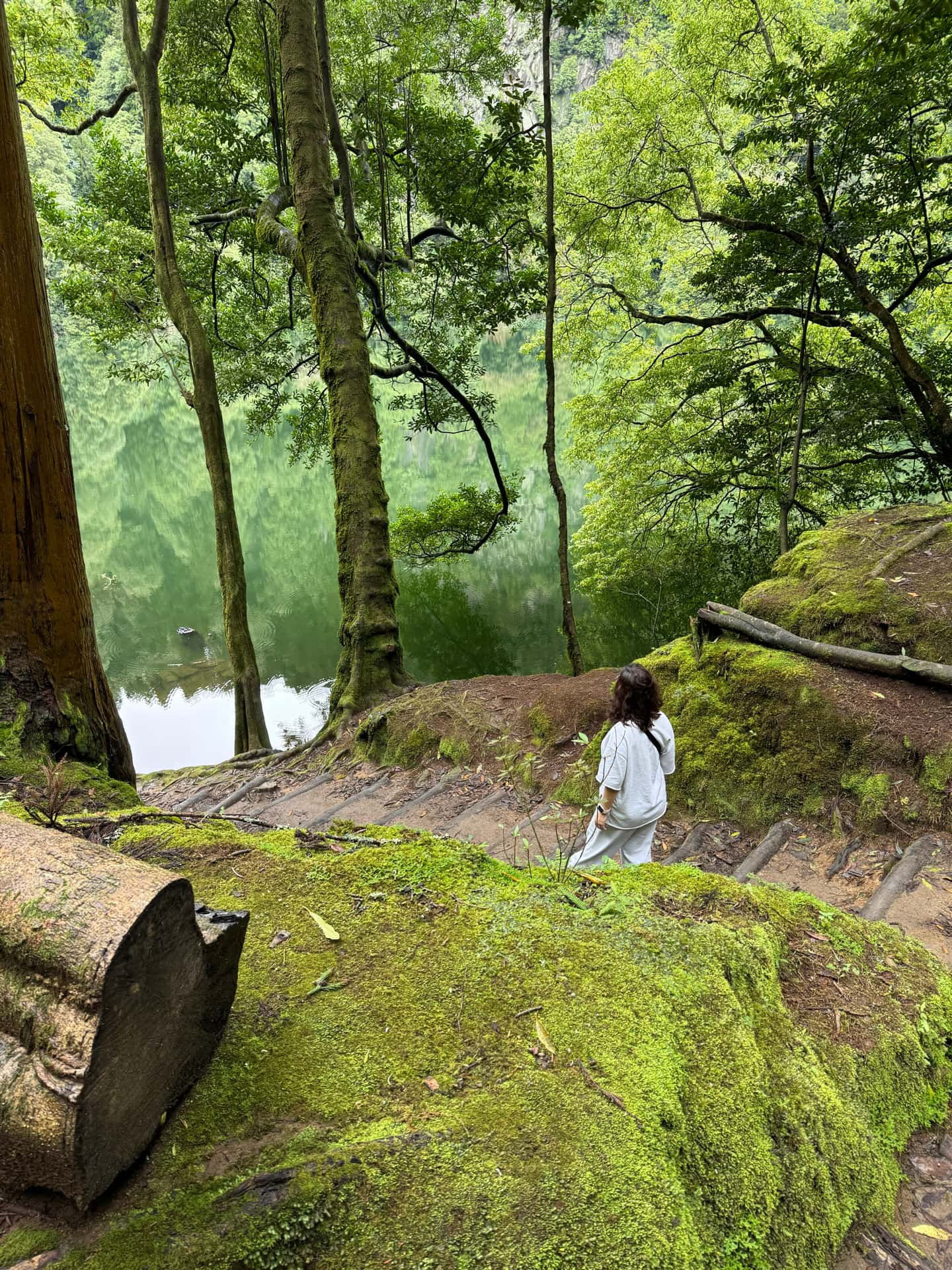 Almost half an hour and a pair of wet sneakers later, Nina finally reaches Lagoa do Congro, rewarded by its quiet beauty.